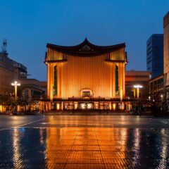 福岡・中洲川端にある博多座の外観。夜の街に温かな明かりが灯る劇場。