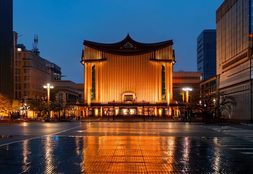 福岡・中洲川端にある博多座の外観。夜の街に温かな明かりが灯る劇場。