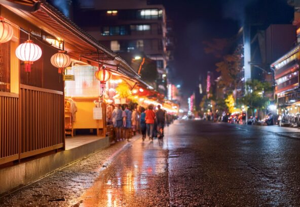 博多・中洲の広い車道沿いに並ぶ屋台の夜景を写した写真
